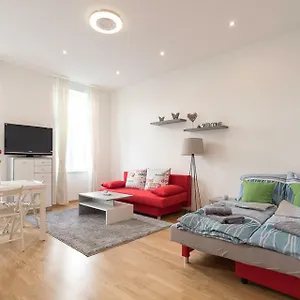 Apartment Bright Red Heart In Leopoldstadt, Wien